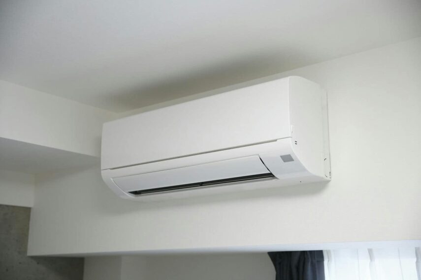 klimatyzator na ścianie w pokoju